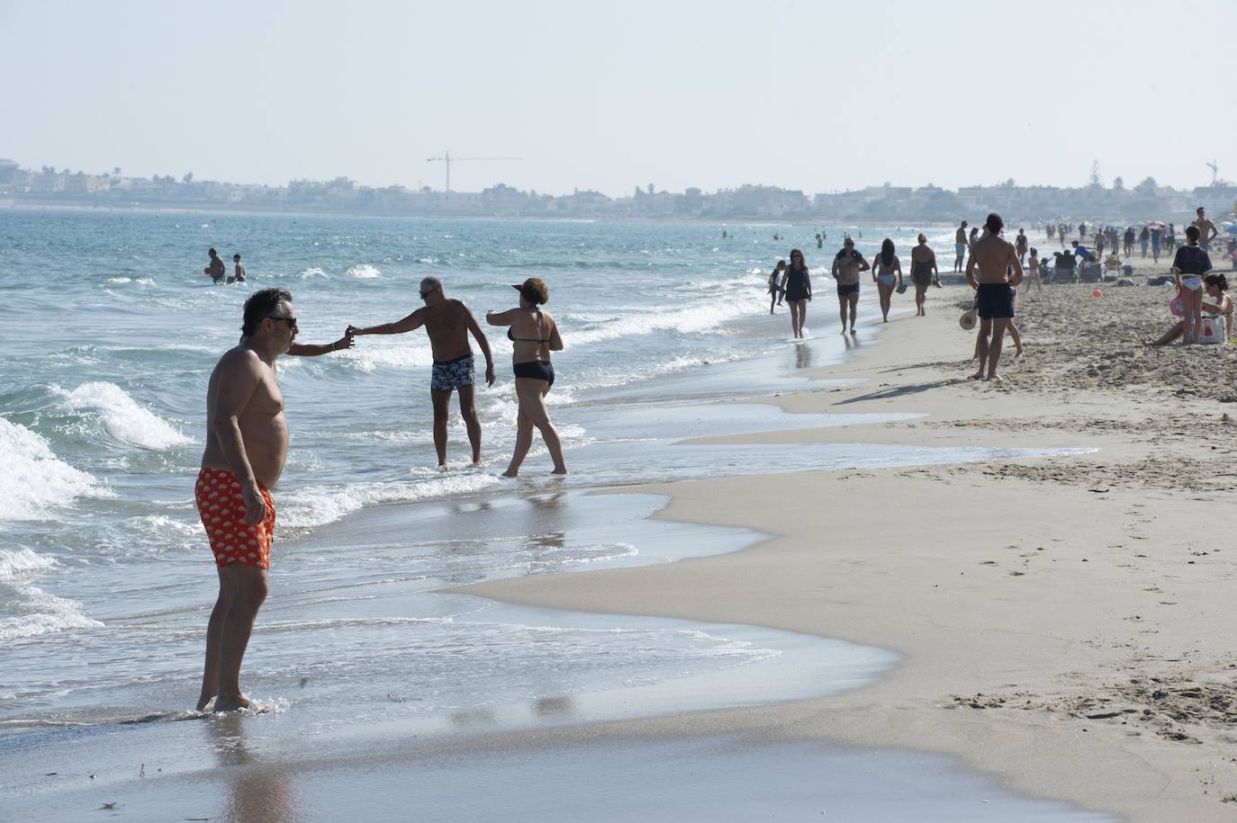Fotos: El puente de Todos los Santos se despide con las playas llenas por las altas temperaturas
