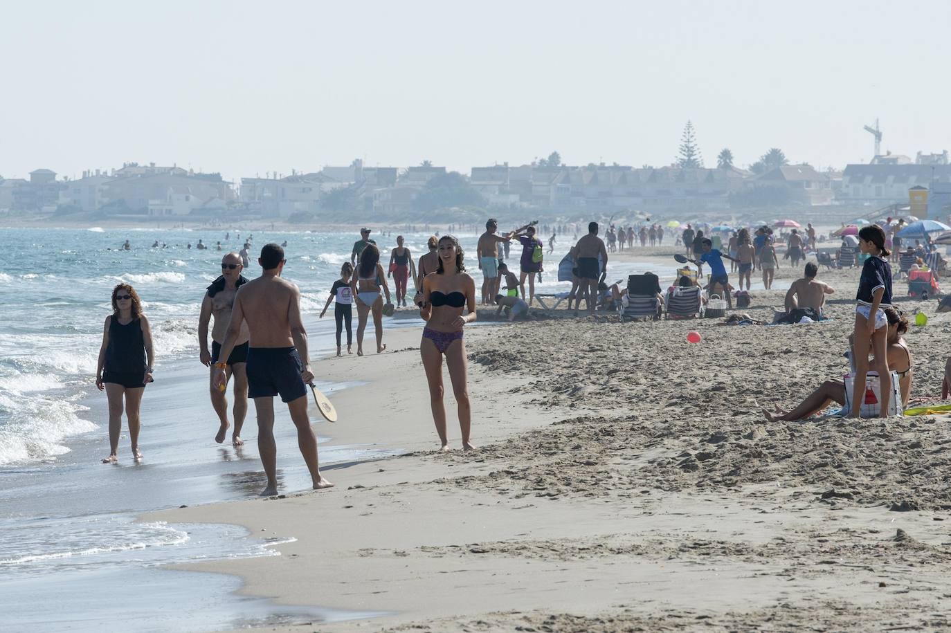 Fotos: El puente de Todos los Santos se despide con las playas llenas por las altas temperaturas