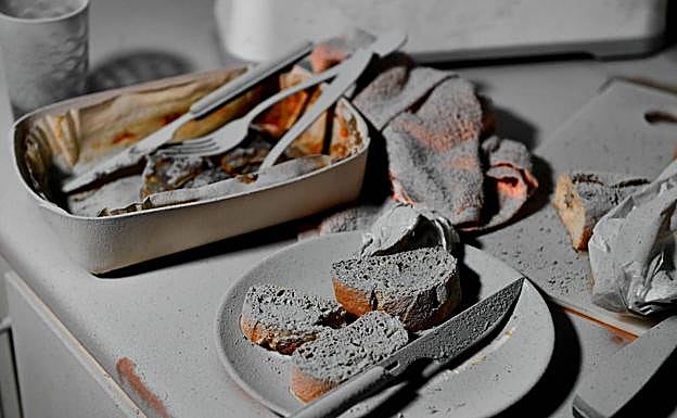 Imagen principal - Un incendio en una vivienda de Murcia deja diez heridos, uno de ellos por quemaduras