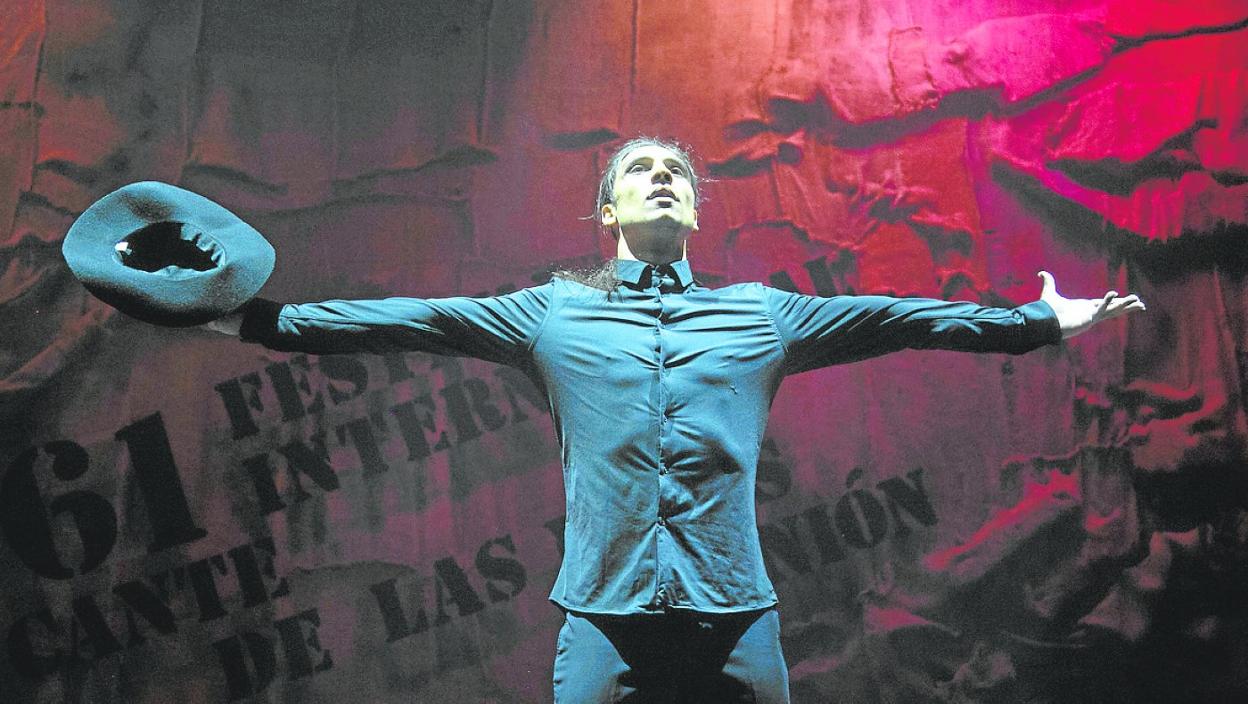 Actuación de El Yiyo en el escenario del Antiguo Mercado Público de La Unión en agosto. 