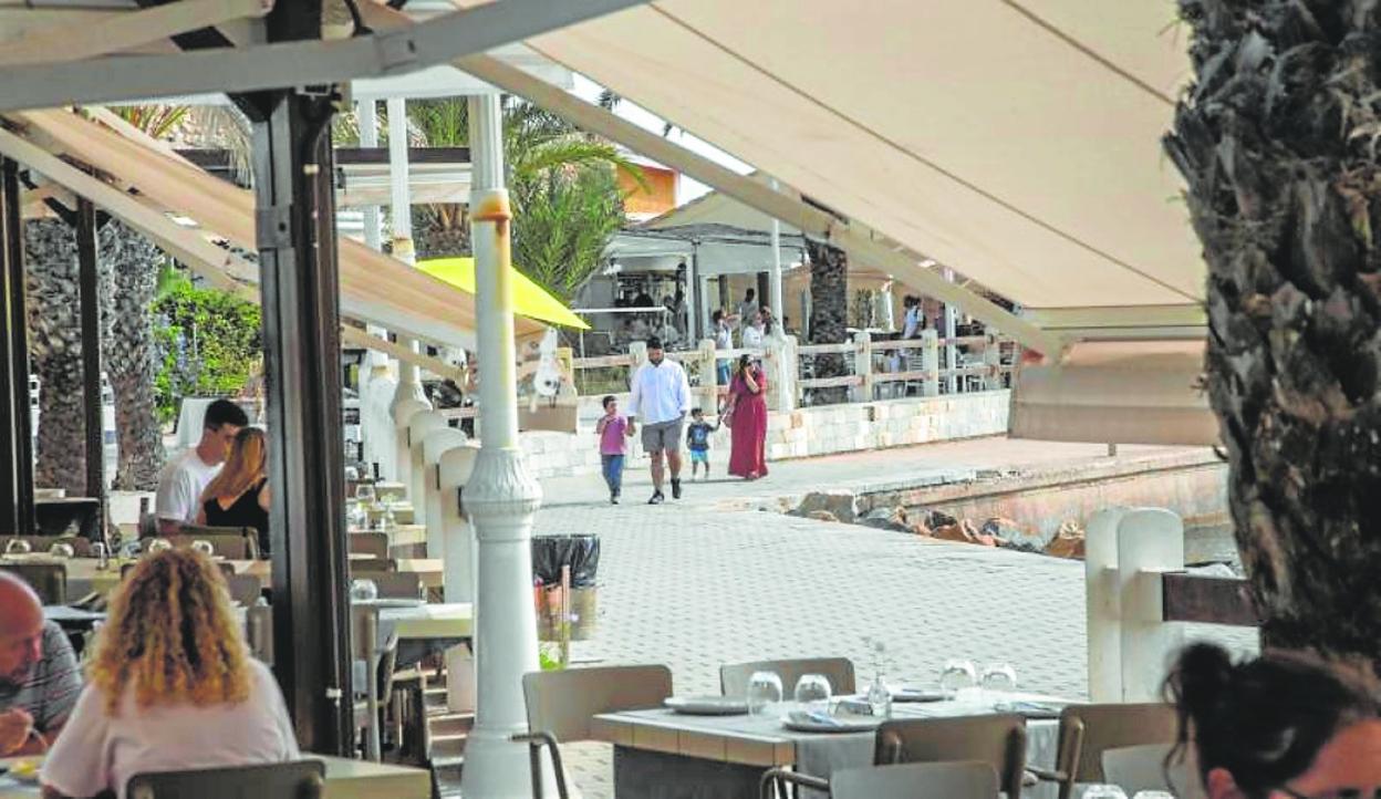 Ambiente del paseo de Cabo de Palos, ayer a mediodía. 