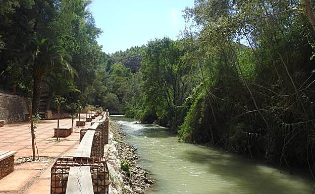 Margen del río Segura habilitada como paseo en Calasparra. 