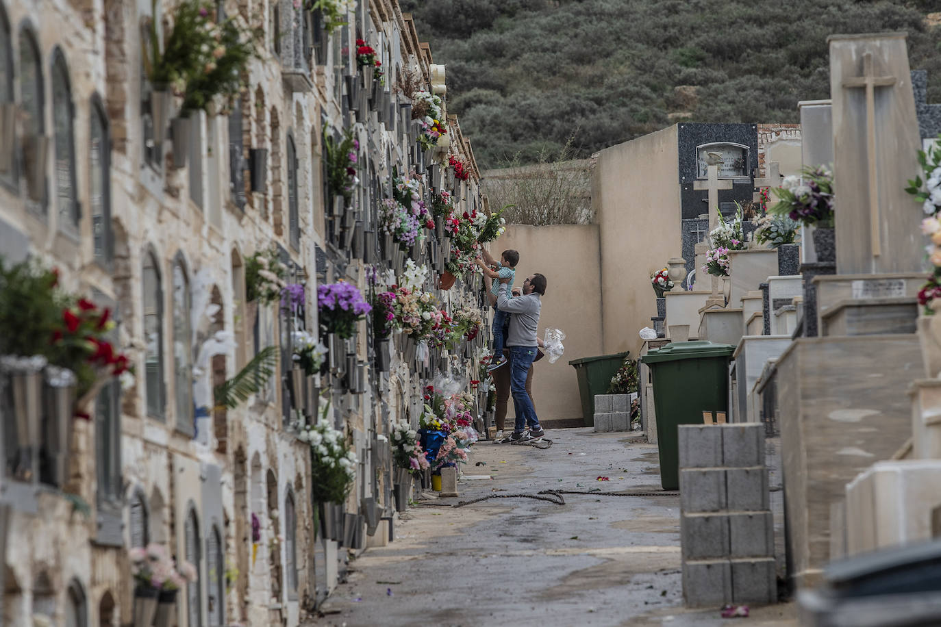 Fotos: Preparativos en el cementerio de Cartagena
