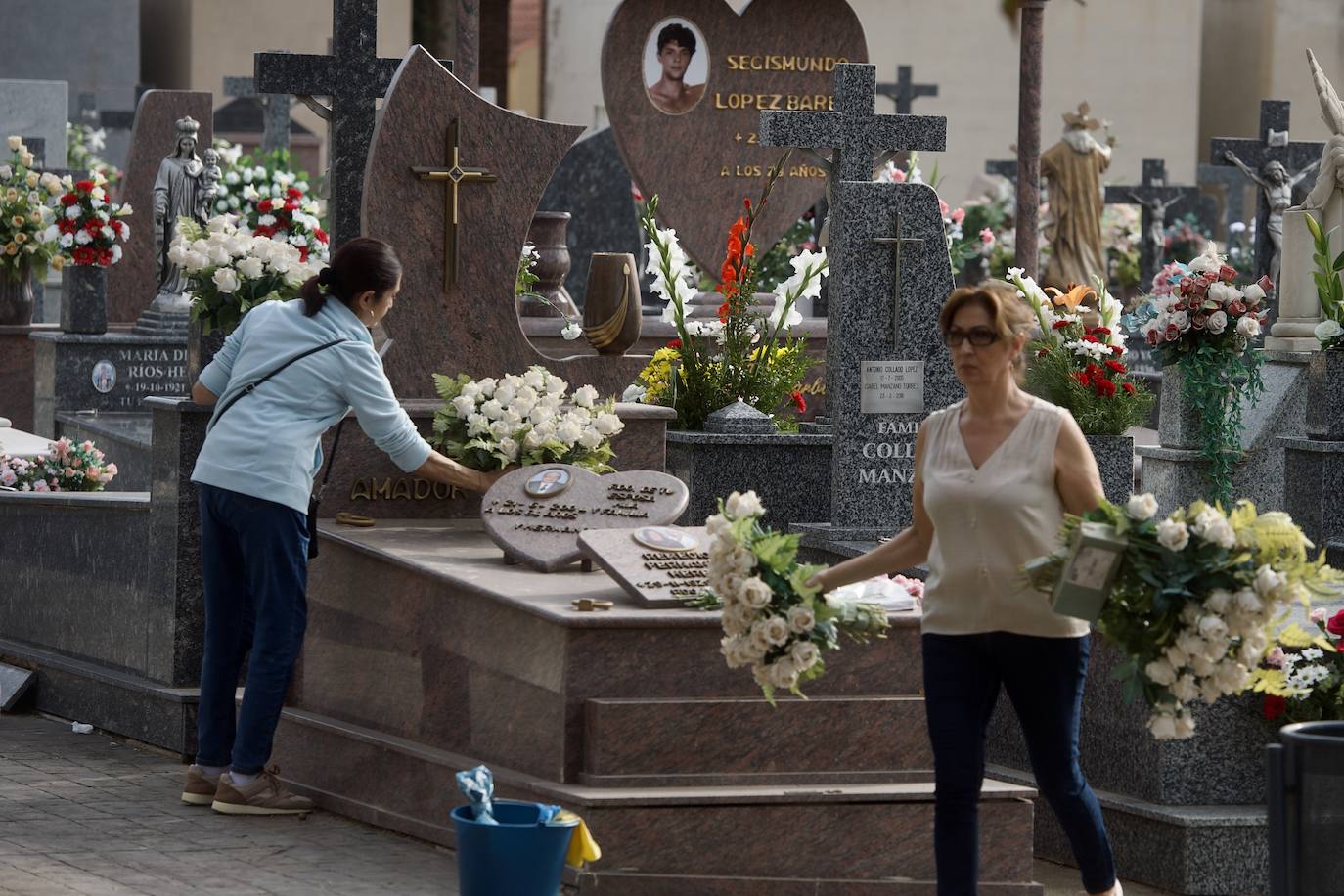 Fotos: Colas para acceder al cementerio de Murcia en la víspera del festivo