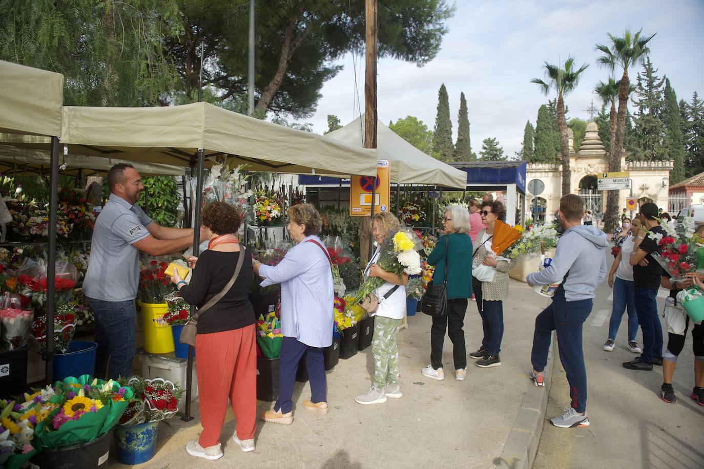 Fotos: Colas para acceder al cementerio de Murcia en la víspera del festivo