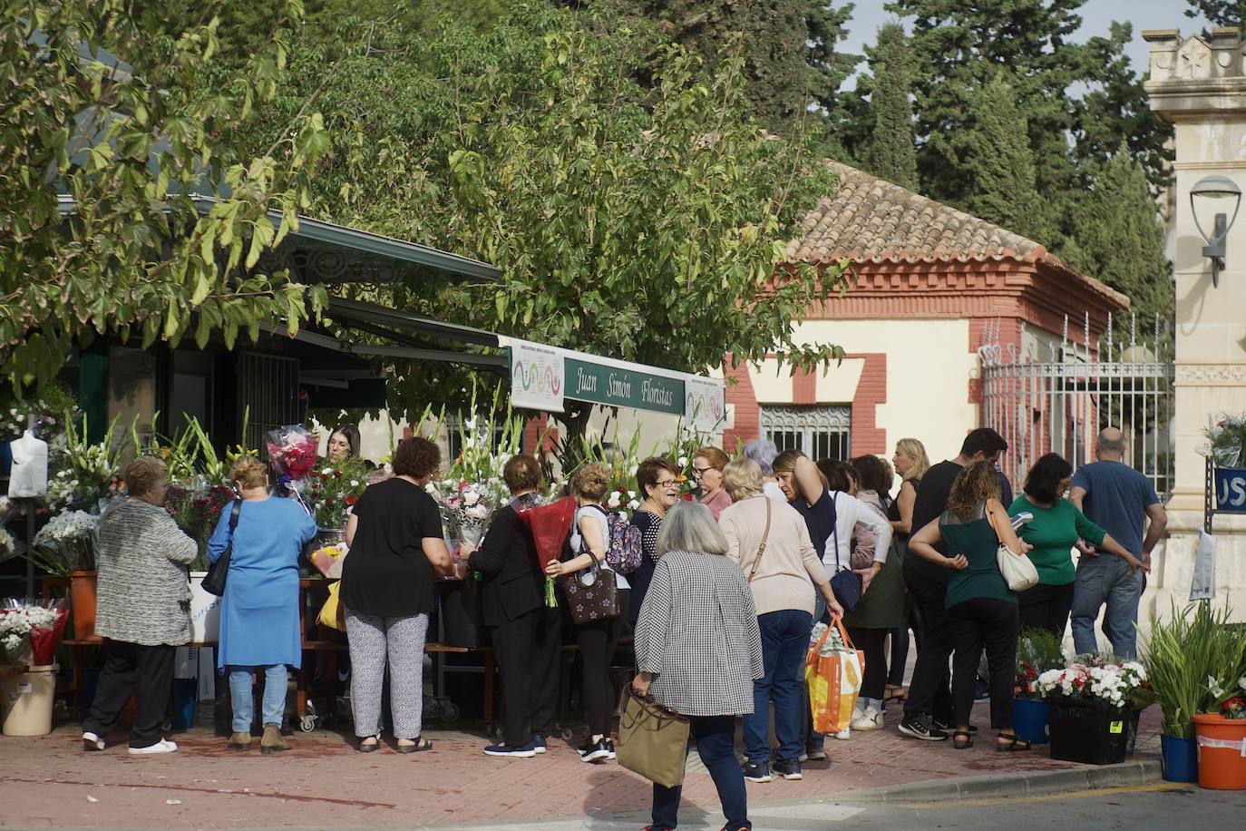 Fotos: Colas para acceder al cementerio de Murcia en la víspera del festivo