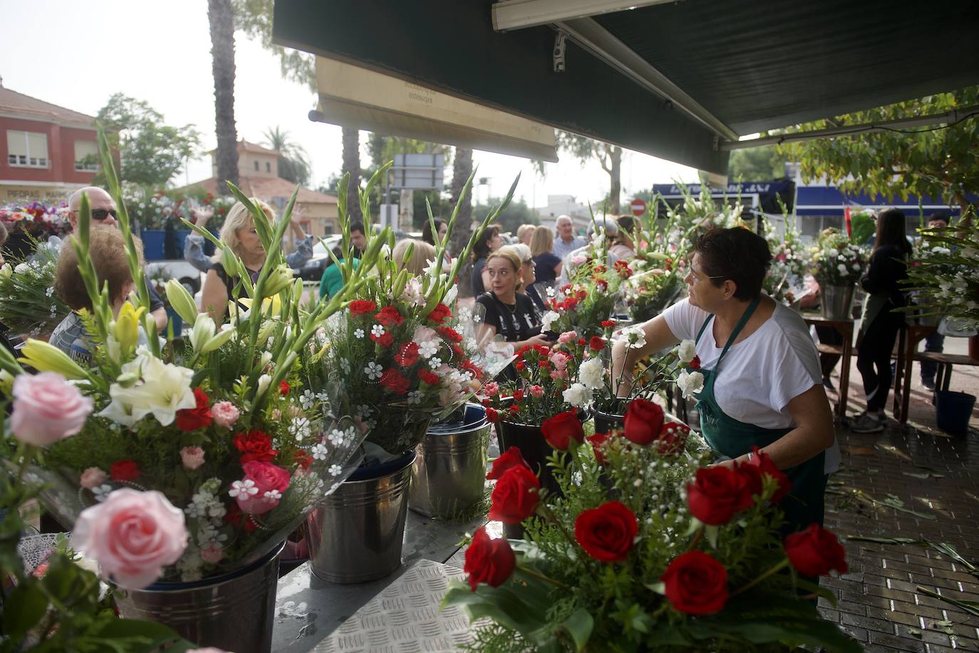 Fotos: Colas para acceder al cementerio de Murcia en la víspera del festivo