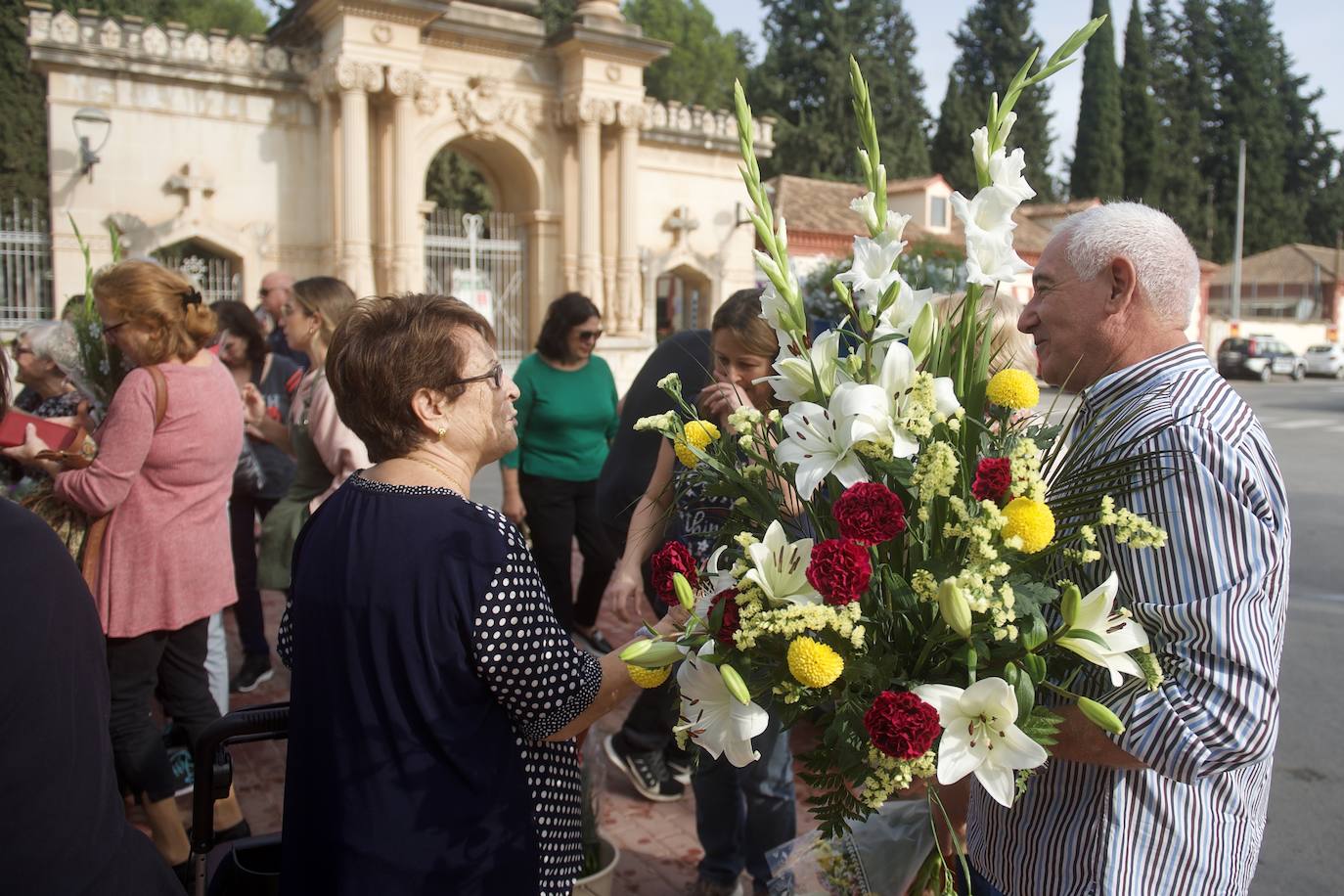 Fotos: Colas para acceder al cementerio de Murcia en la víspera del festivo