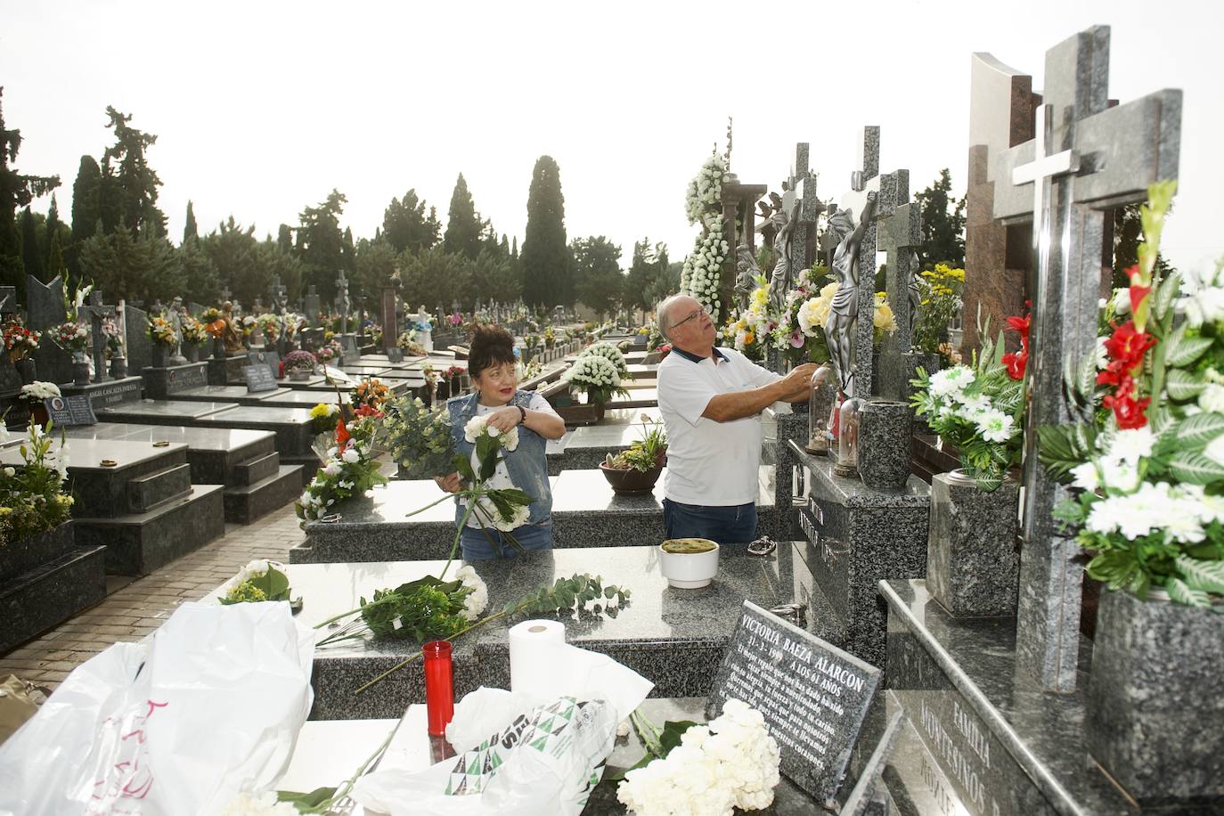 Fotos: Colas para acceder al cementerio de Murcia en la víspera del festivo