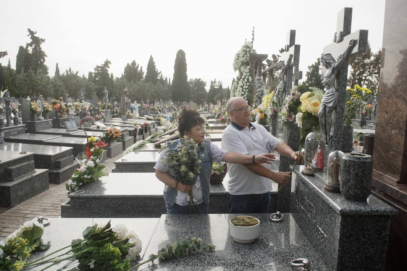 Fotos: Colas para acceder al cementerio de Murcia en la víspera del festivo