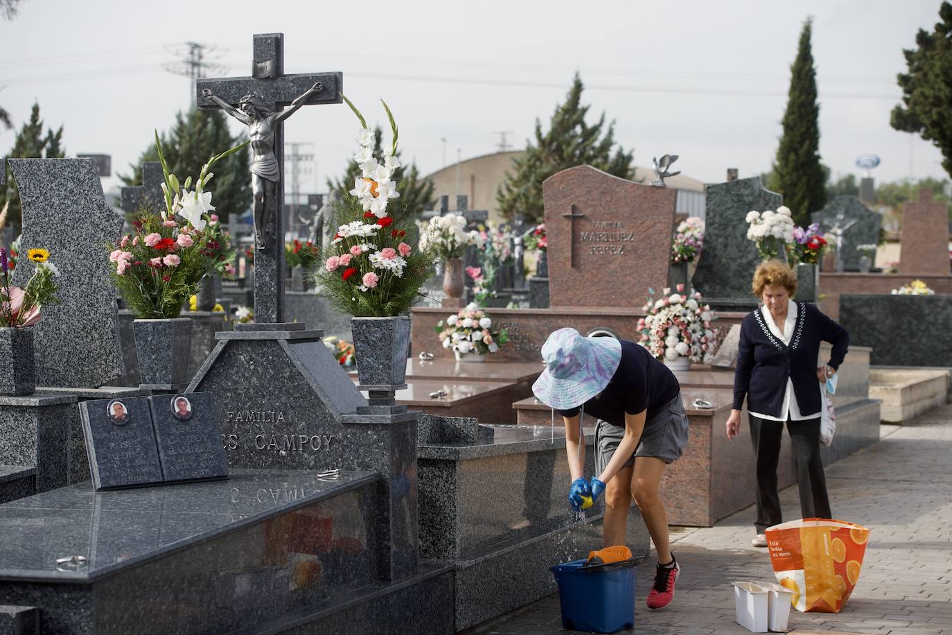 Fotos: Colas para acceder al cementerio de Murcia en la víspera del festivo