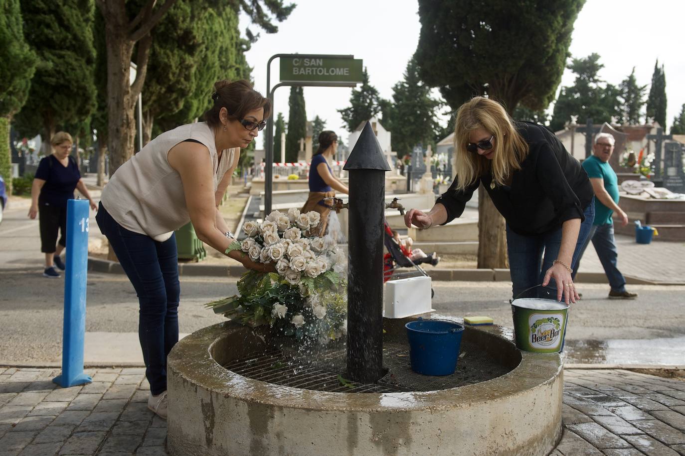 Fotos: Colas para acceder al cementerio de Murcia en la víspera del festivo