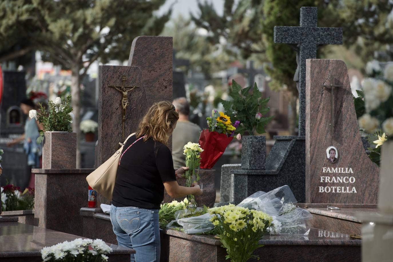 Fotos: Colas para acceder al cementerio de Murcia en la víspera del festivo