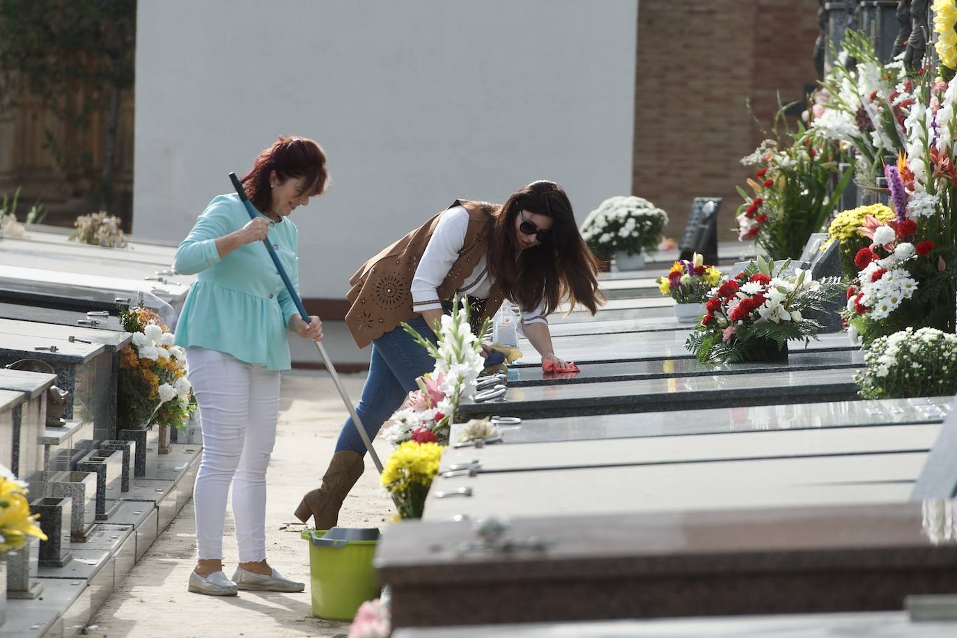Fotos: Colas para acceder al cementerio de Murcia en la víspera del festivo
