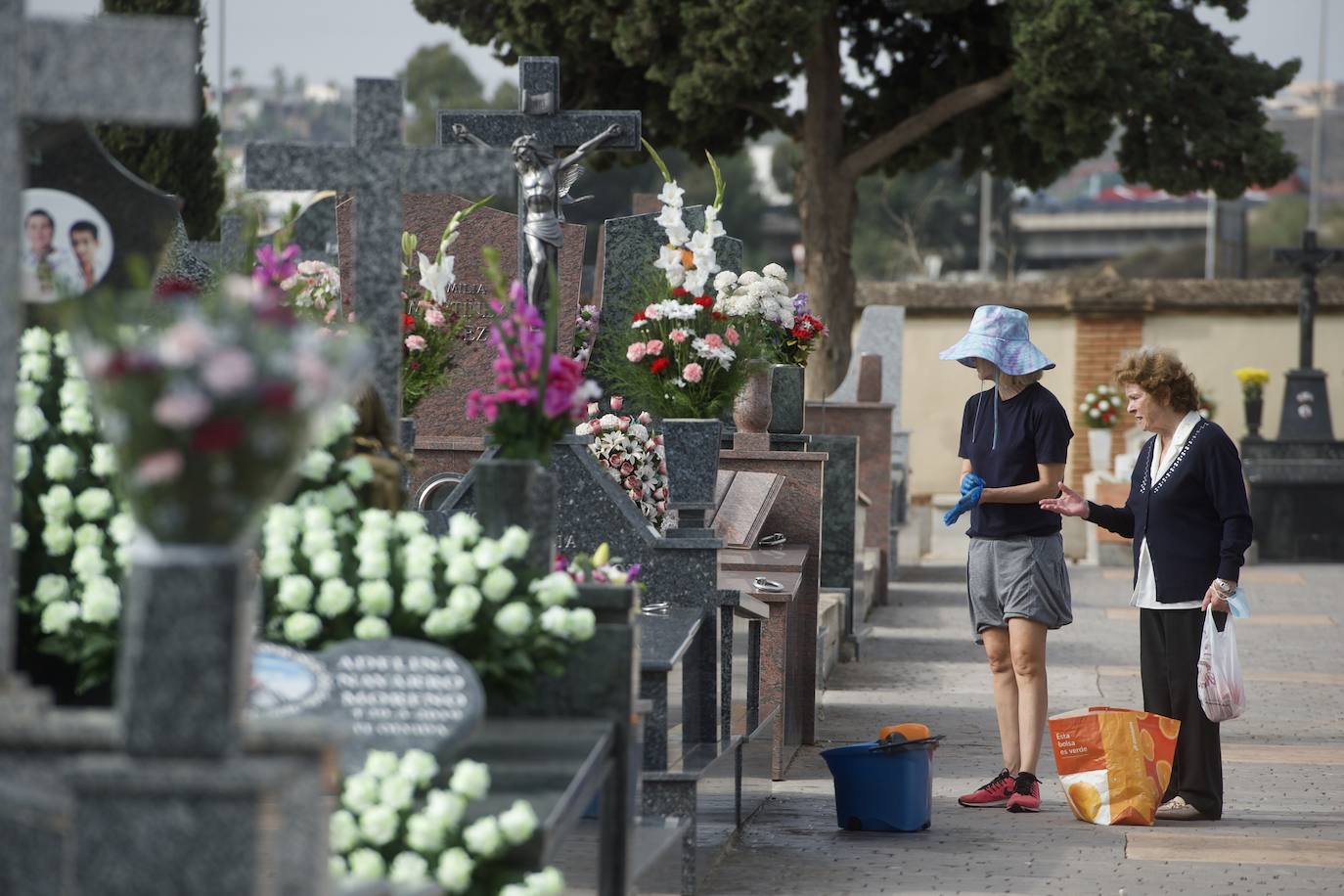 Fotos: Colas para acceder al cementerio de Murcia en la víspera del festivo