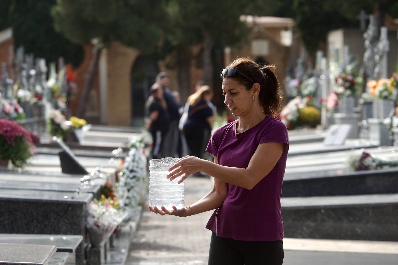 Fotos: Colas para acceder al cementerio de Murcia en la víspera del festivo