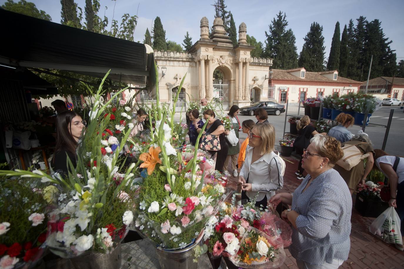 Fotos: Colas para acceder al cementerio de Murcia en la víspera del festivo
