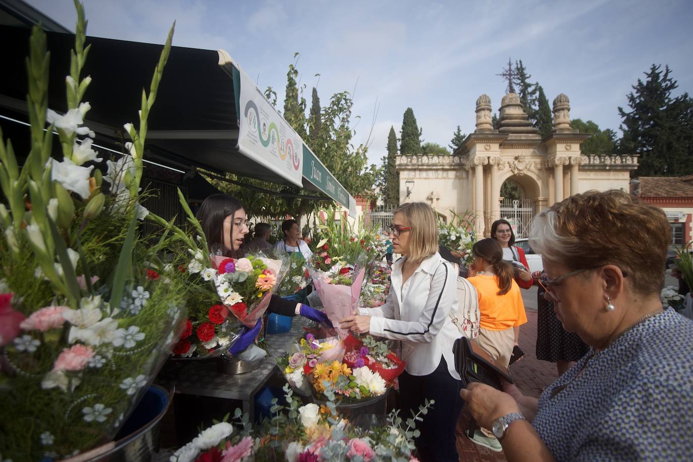 Fotos: Colas para acceder al cementerio de Murcia en la víspera del festivo