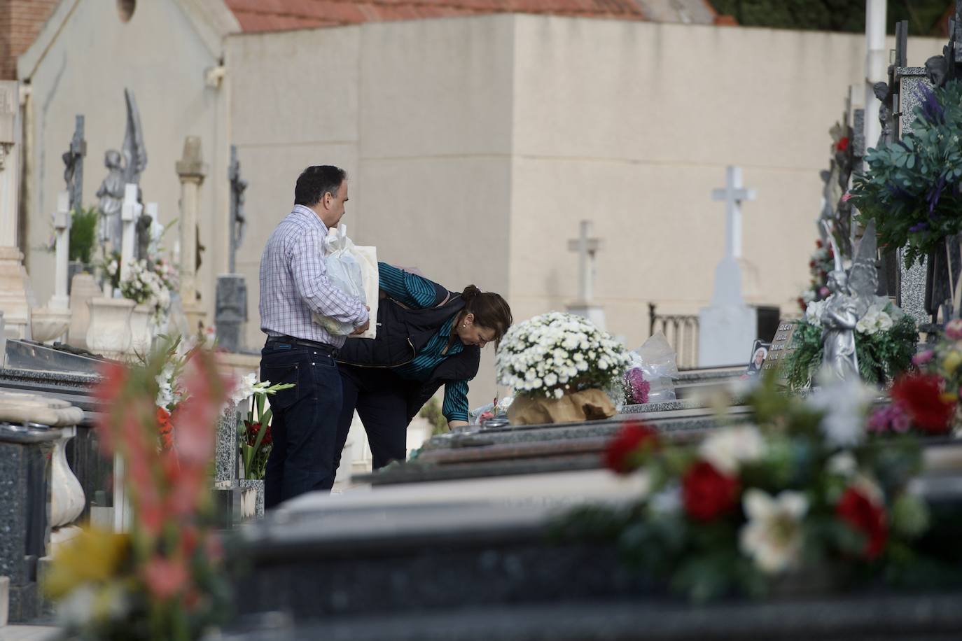 Fotos: Colas para acceder al cementerio de Murcia en la víspera del festivo