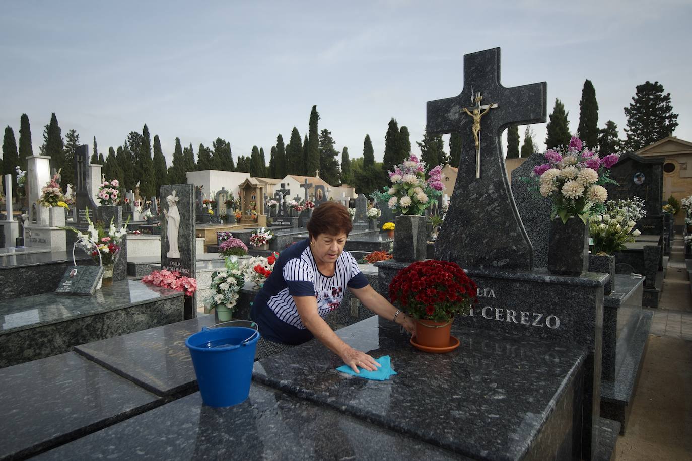 Fotos: Colas para acceder al cementerio de Murcia en la víspera del festivo