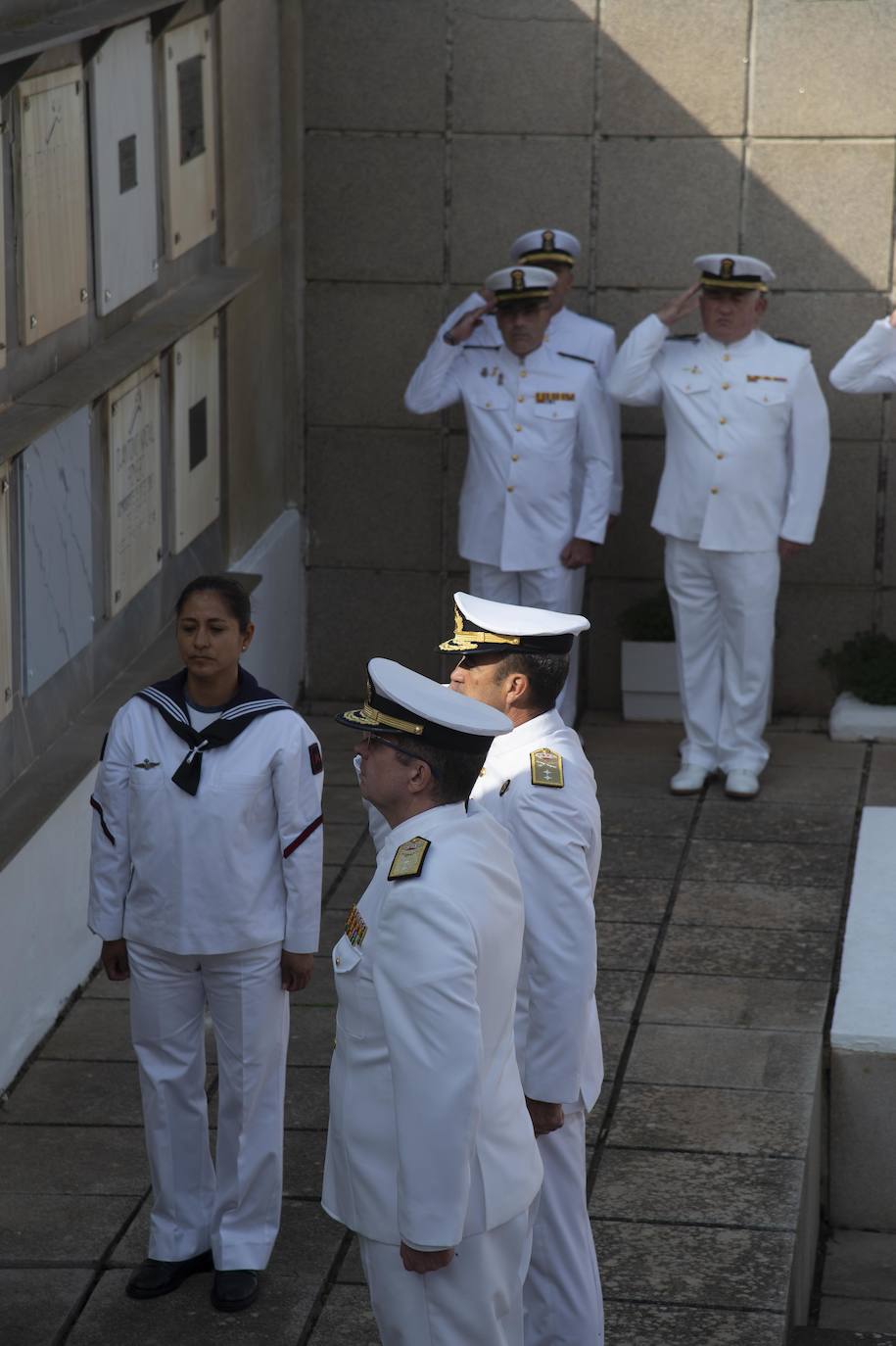 Fotos: El homenaje de la Armada a sus difuntos en el cementerio de Cartagena, en imágenes