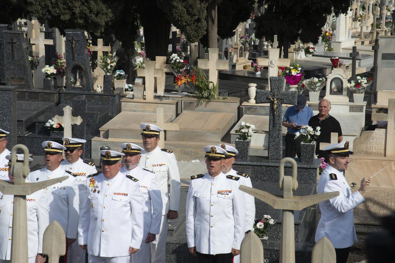 Fotos: El homenaje de la Armada a sus difuntos en el cementerio de Cartagena, en imágenes
