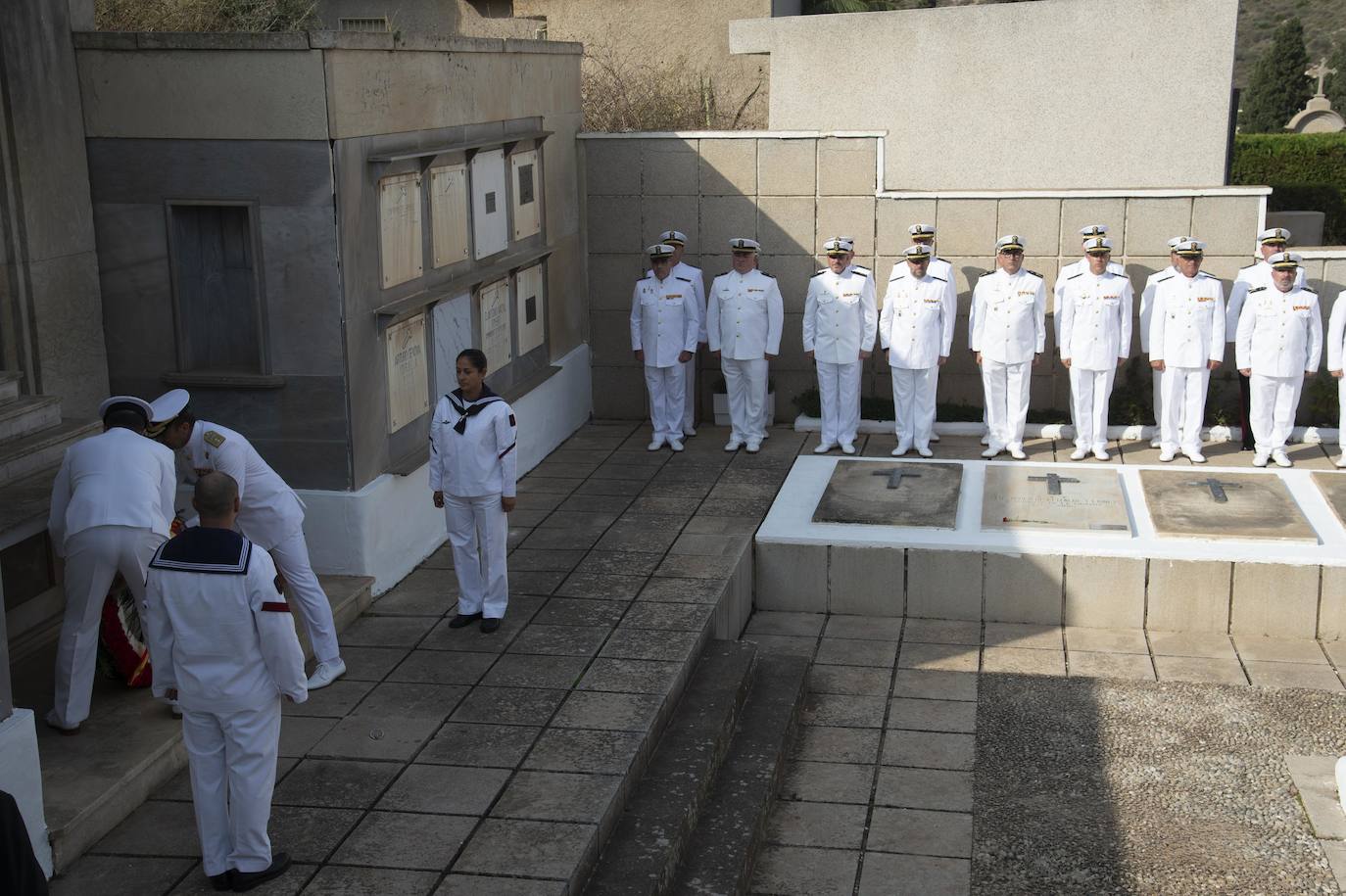 Fotos: El homenaje de la Armada a sus difuntos en el cementerio de Cartagena, en imágenes