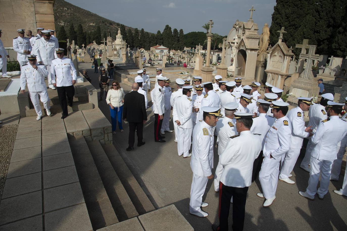 Fotos: El homenaje de la Armada a sus difuntos en el cementerio de Cartagena, en imágenes
