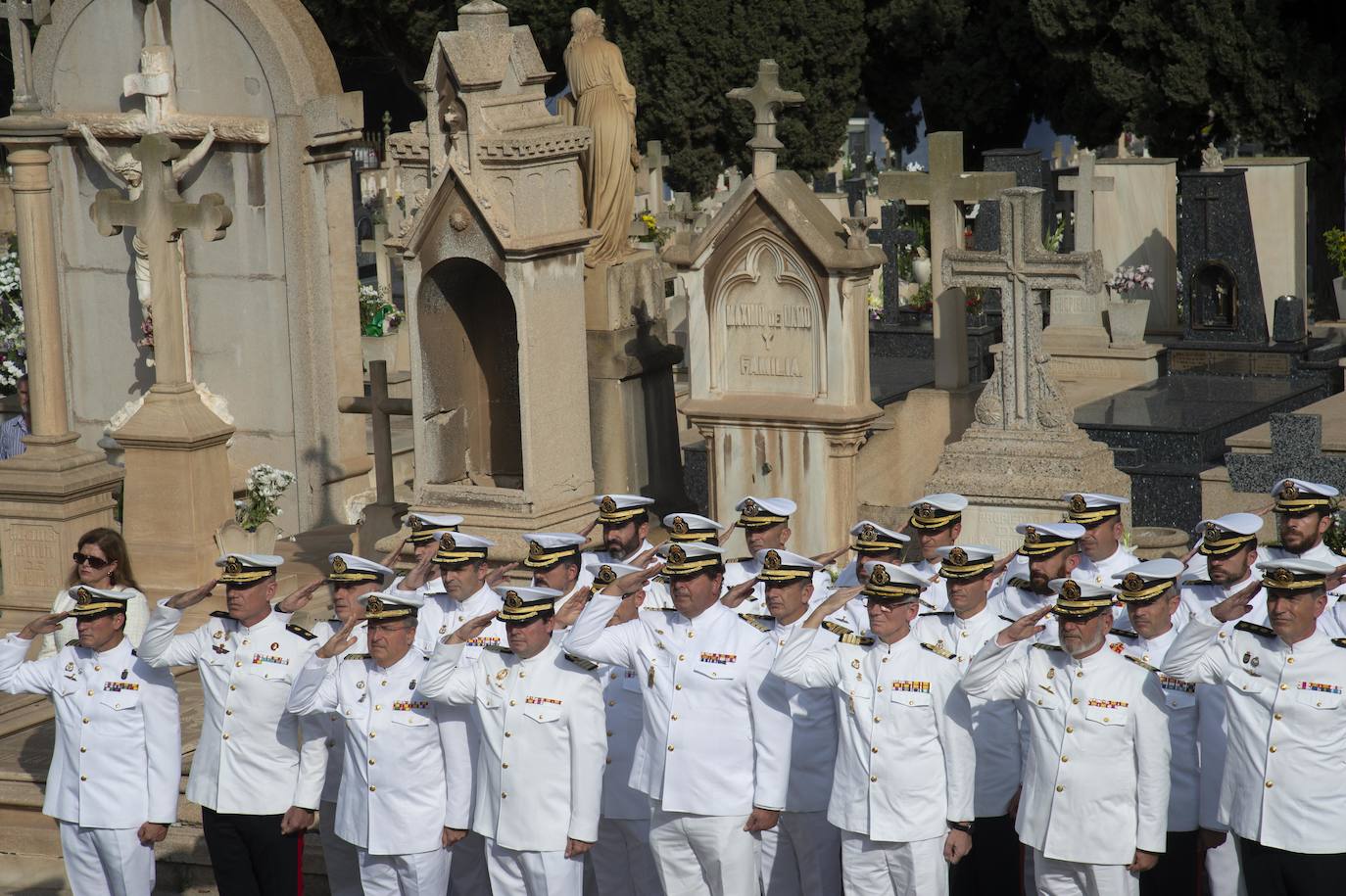 Fotos: El homenaje de la Armada a sus difuntos en el cementerio de Cartagena, en imágenes