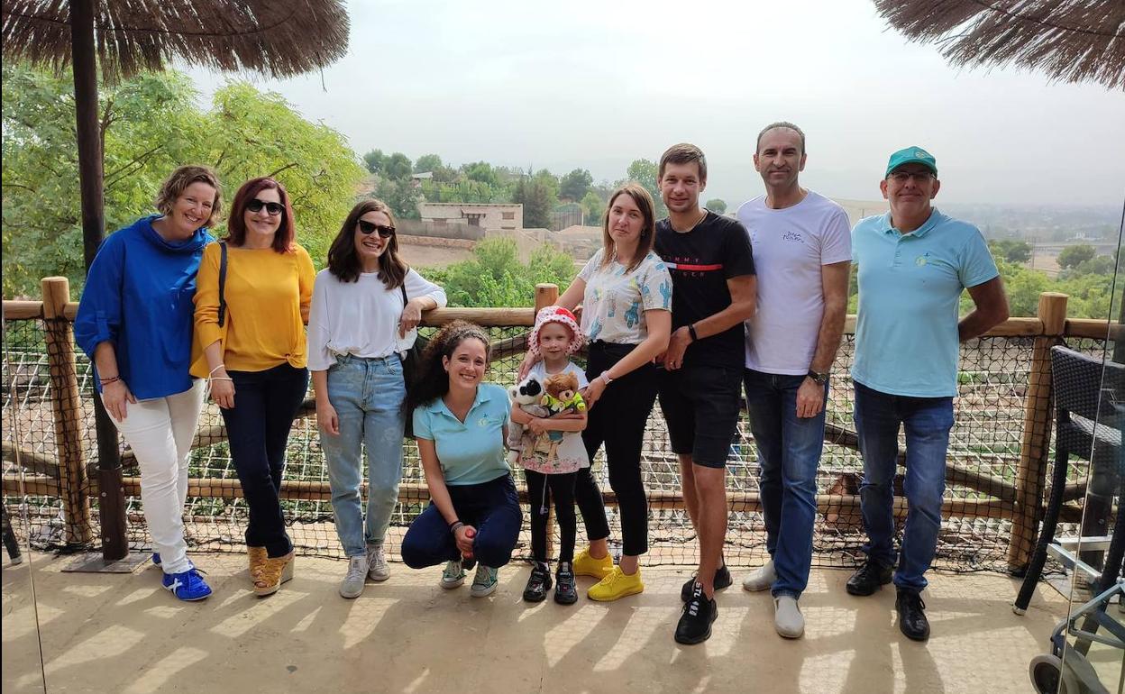 Kira, junto con sus padres y el equipo que la acompañó en Terra Natura. 