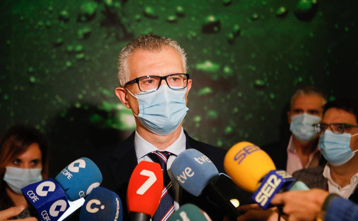 El consejero de Salud, Juan José Pedreño, durante su comparecencia en Lorca.