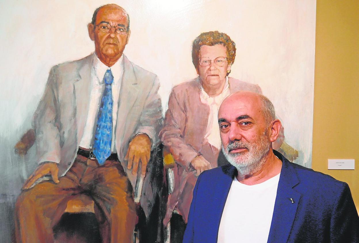 El pintor ciezano José Semitiel Segura, ante el retrato de sus padres, en el Museo Siyâsa. 