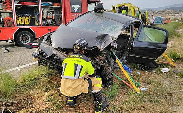 Un bombero revisa el vehículo tras liberar al herido. 