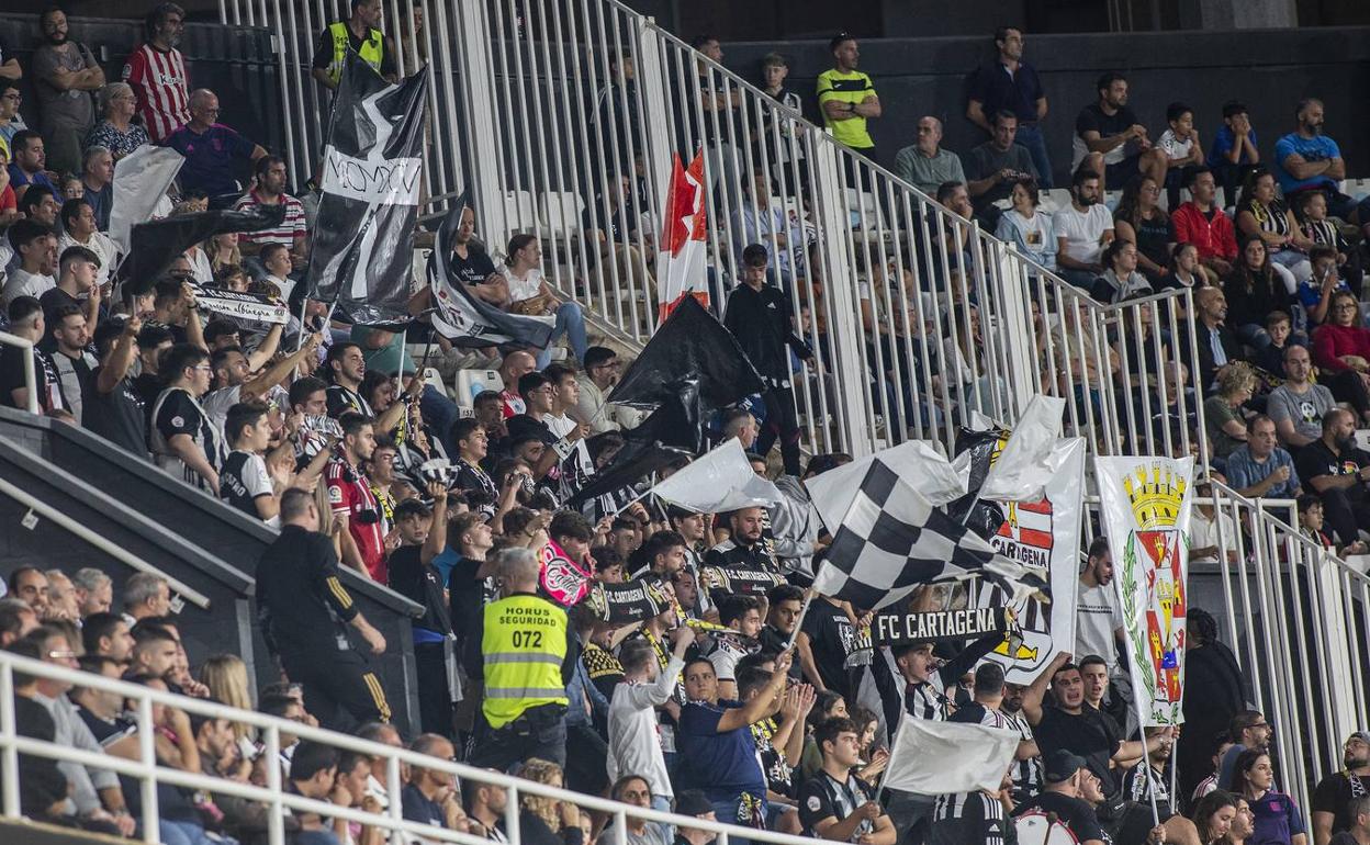 Aficionados animan el encuentro del pasado domingo.