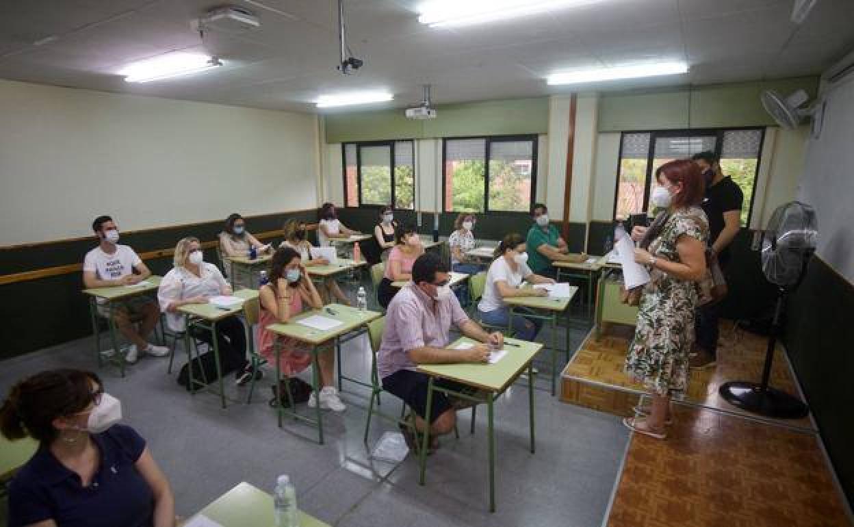 Realización del exámen de las oposiciones de educación en la especialidad de matemáticas, en una imagen de archivo. 