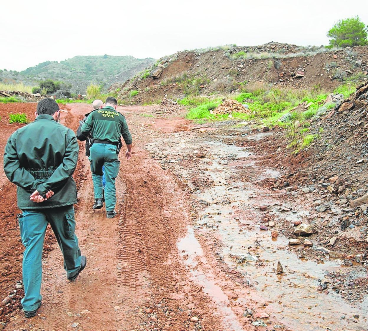 Agentes del Seprona inspeccionan Los Blancos, en 2020. 