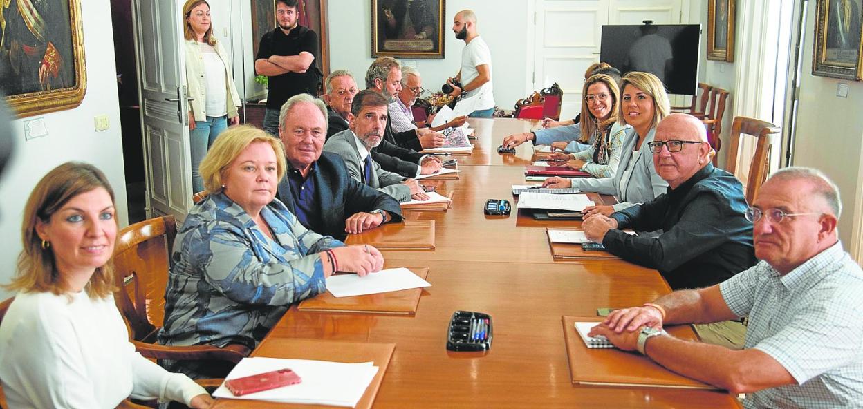 Delegados vecinales, empresariales y del sector judicial, a la izquierda, junto a representantes municipales, a finales de septiembre en la Mesa de la Justicia. 