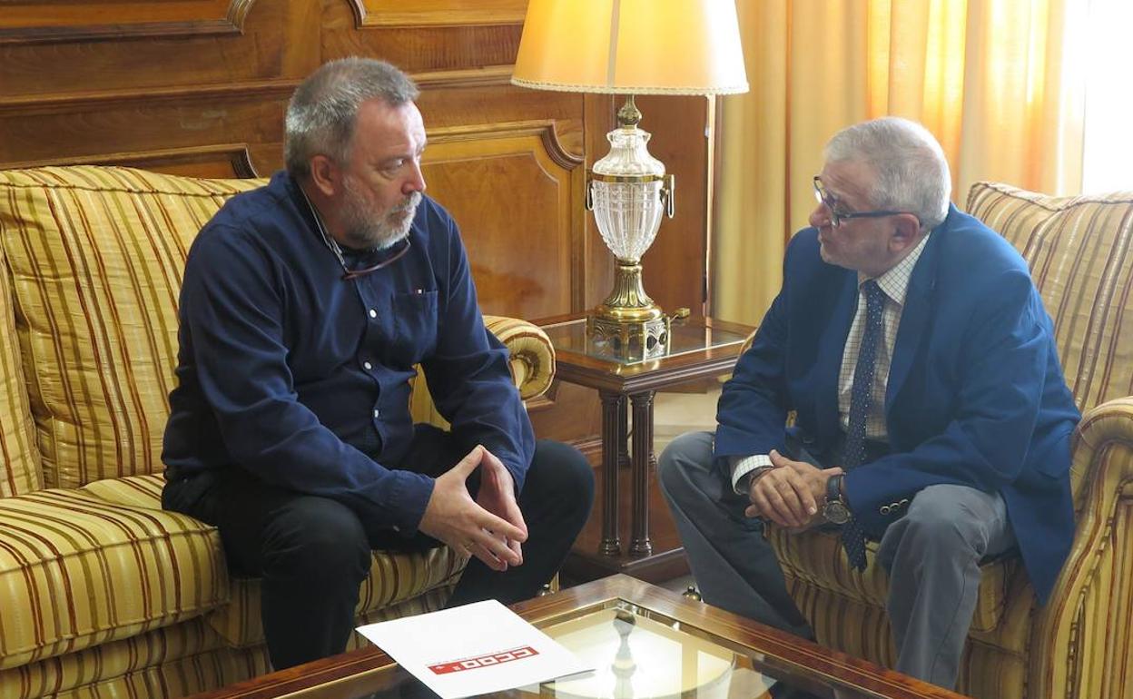 El presidente de la Asamblea Regional, Alberto Castillo, recibe al secretario general de la Federación de Enseñanza de CC OO, Nacho Tornel. 