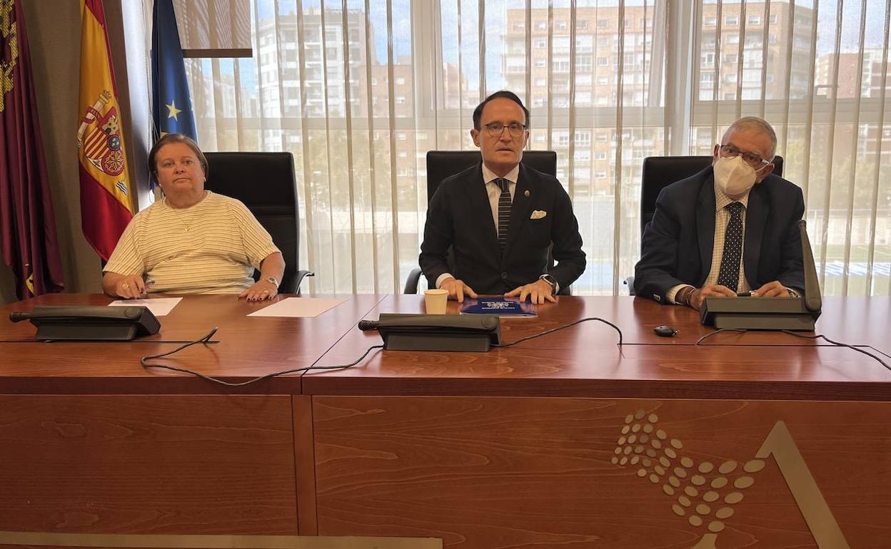 José Luis Díaz Manzanera (centro) presenta la Memoría de actividad de la Fiscalía de la Región de Murcia. 