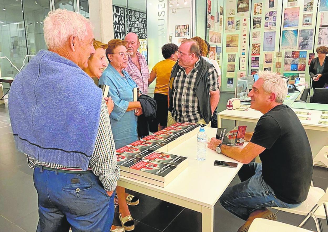 El periodista firmó ejemplares de su libro en la Fundación Pedro Cano. 