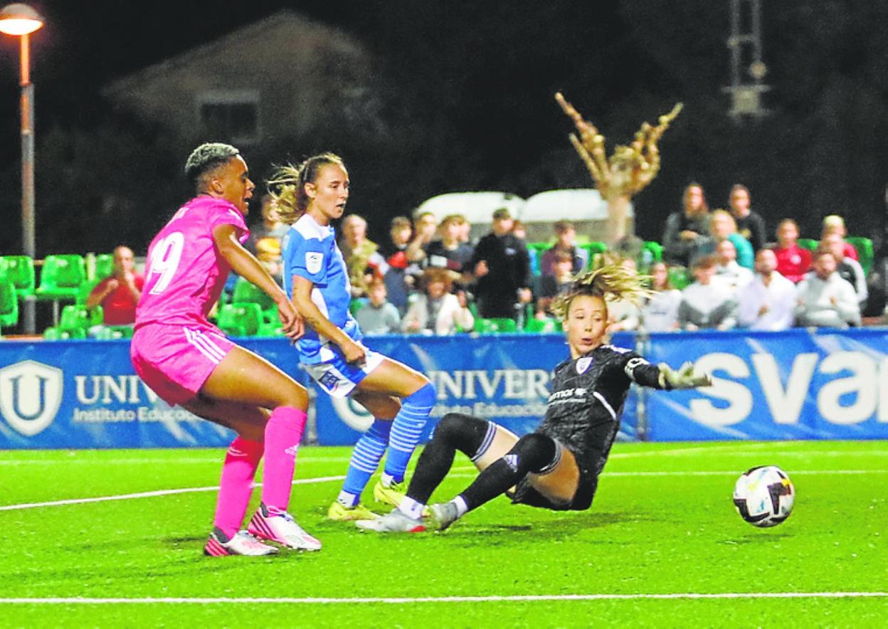Marina Martí desperdicia una ocasión frente al Madrid CFF. 