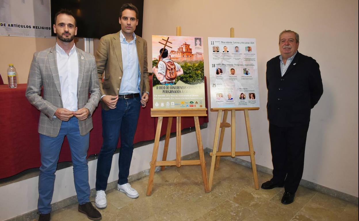 José Luis Jorquera, José Santiago Villa y Luis Melgarejo posan junto al cartel del II ciclo de conferencias. 