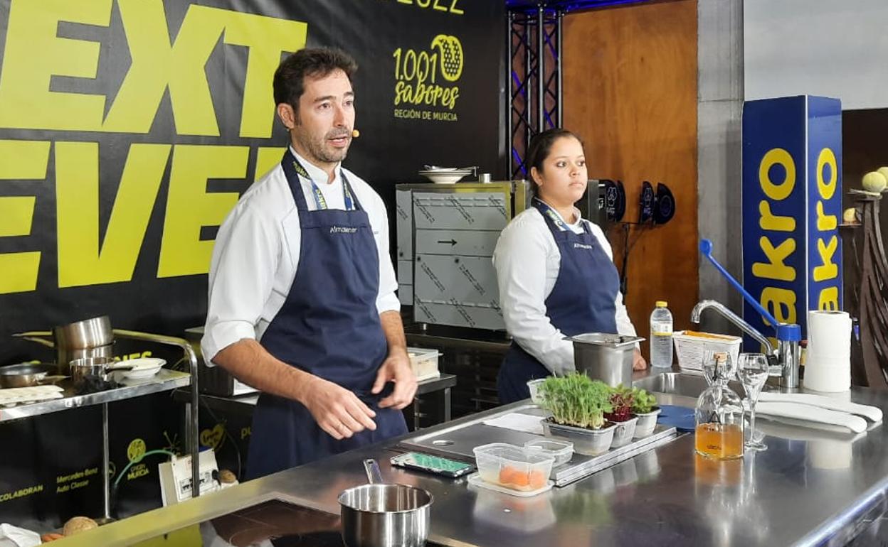 Juan Guillamón se dispone a realizar unos platos en su ponencia de Región de Murcia Gastronómica. 