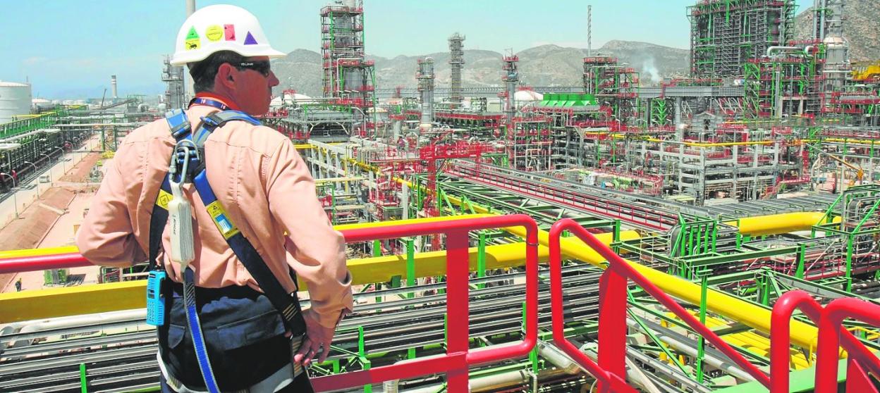 Panorámica del complejo petroquímico de Escombreras, en una imagen de archivo.