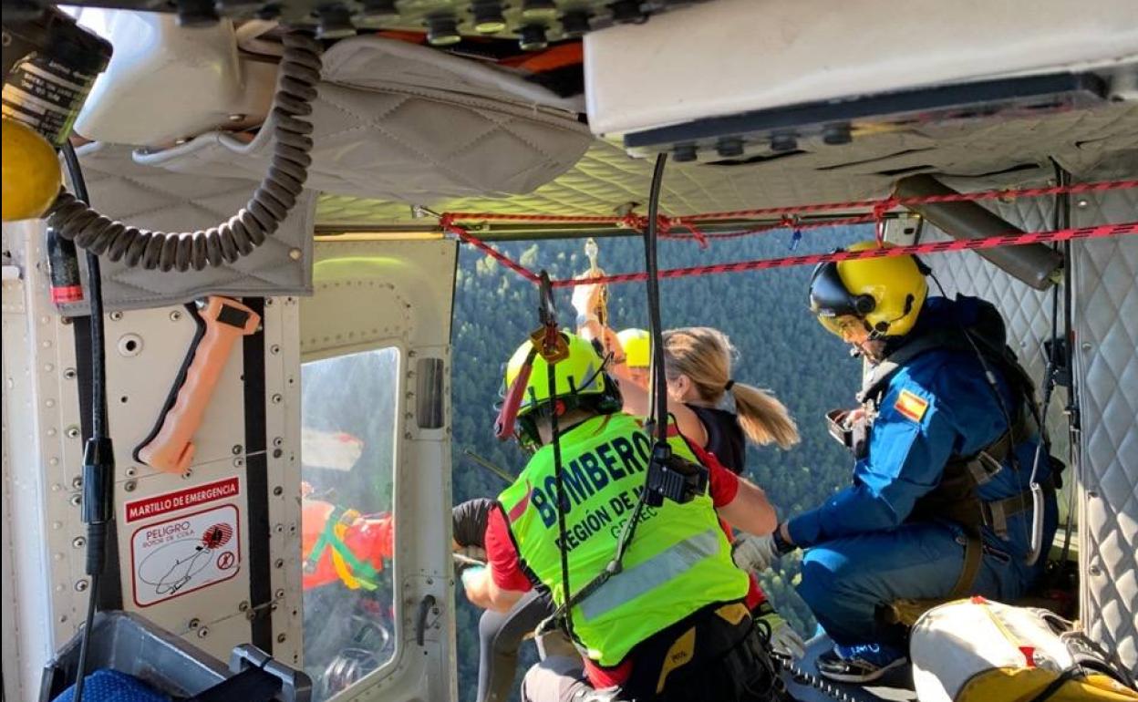 Servicios de emergencias rescatan a la senderista.
