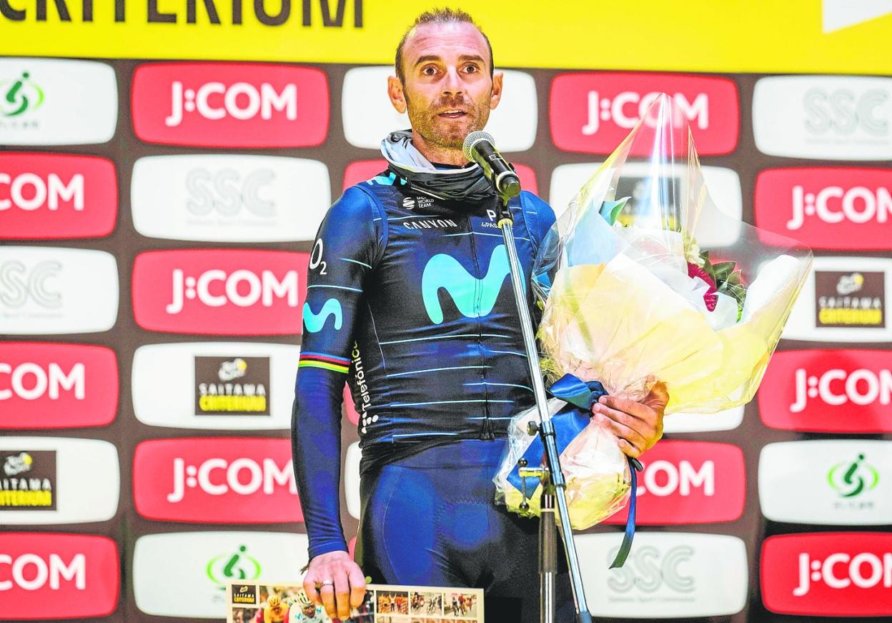 Alejandro Valverde se dirige al público desde el podio, tras finalizar el Criterium de Saitama, su penúltima carrera como profesional. 