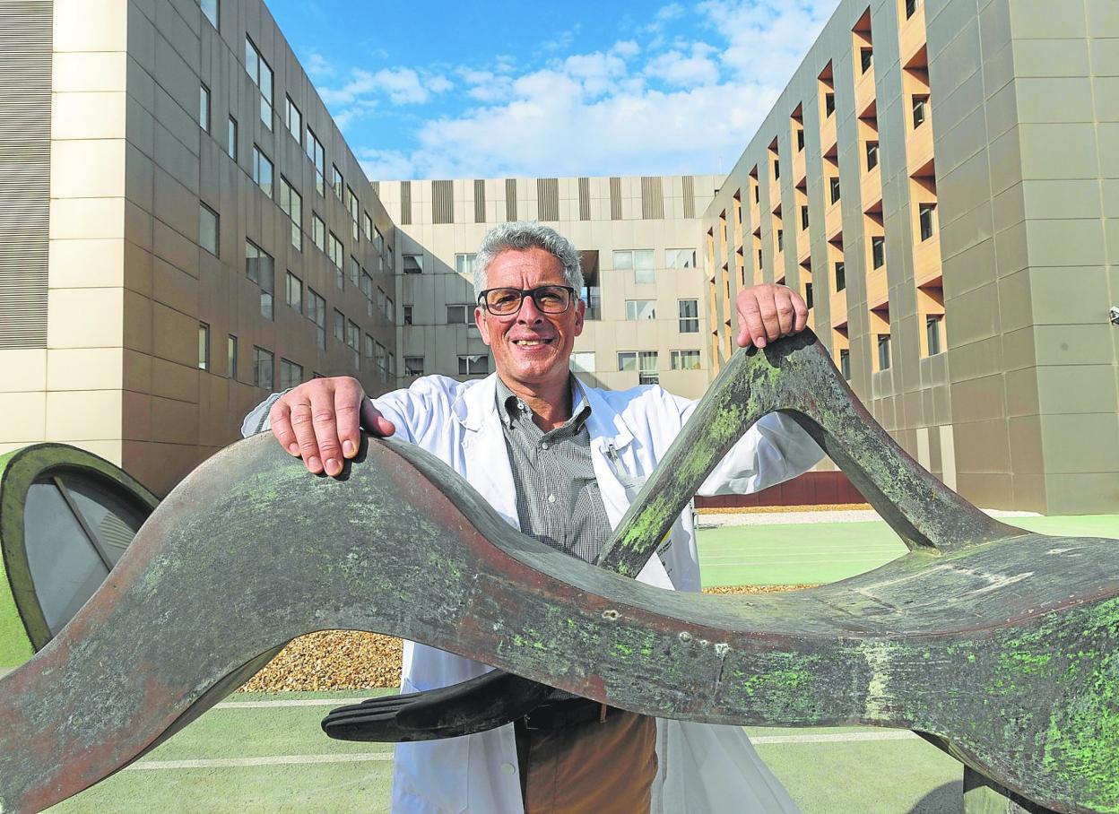 José Sedes, apoyado en una obra del escultor Ramón Garza, instalada en la terraza del hospital Santa Lucía de Cartagena. 