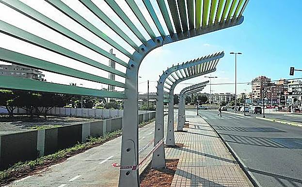 Pérgolas de Severo Ochoa tras su instalación. Proyectan sombra hacia la calzada.