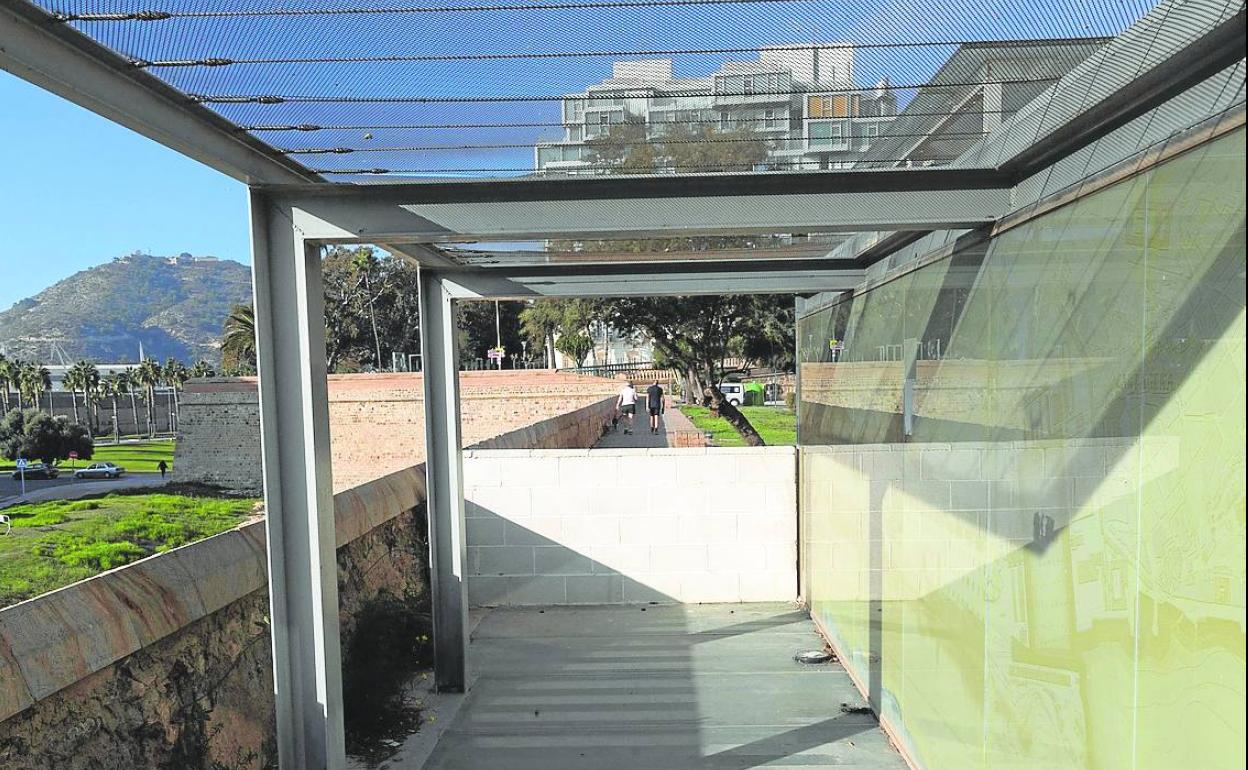 Poterna de la Muralla de Carlos III, frente al antiguo Hospital de Marina, cerrada al uso peatonal. Dos nuevos muretes cortan el paso a quienes pasean bordeando el camino.