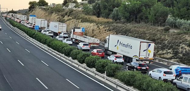 Gran atasco en un punto próximo al accidente.